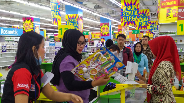 Masyarakat membayar belanjaan di kasir Giant Poins Square Lebak Bulus. Foto: Jamal Ramadhan/kumparan