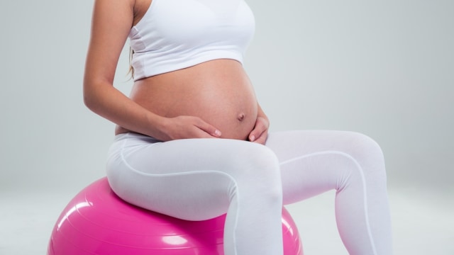 Ibu hamil duduk di atas gym ball. Foto: Shutterstock