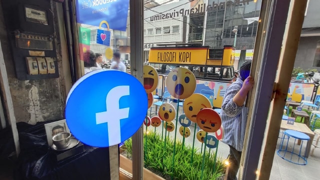Logo Facebook di Facebook Cafe yang nebeng selama 3 hari di Filosofi Kopi, Melawai. Foto: Aulia Rahman/kumparan