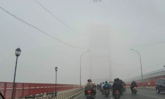 Jembatan Ampera di Palembang yang tak terlihat akibat kabut asap di pagi hari. (Foto: eno/Urban Id)
