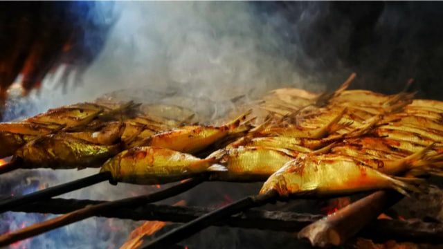 Proses salai (pengasapan) ikan tamban. Foto: Agus