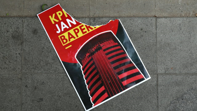 Sebuah poster robek saat aksi unjuk rasa di depan Gedung KPK, Jakarta, Jumat (13/9). Foto: Nugroho Sejati/kumparan
