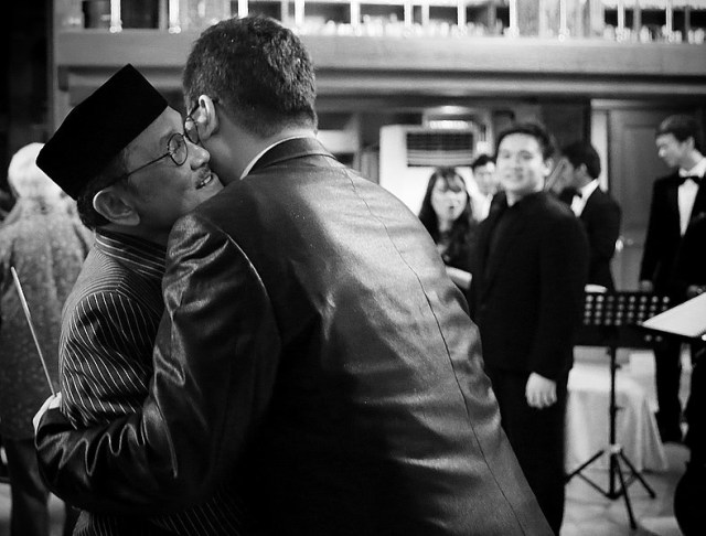 Pelukan hangat Habibie. Sumber gambar: Wikimedia Commons.