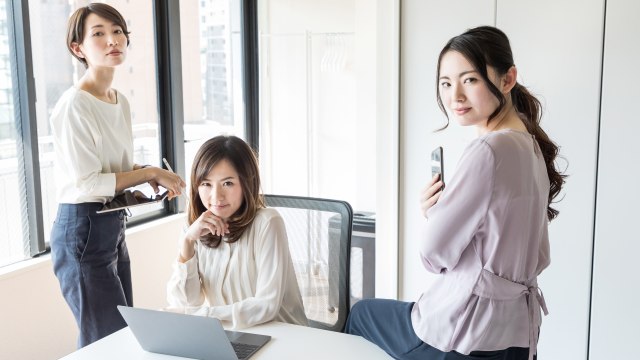 Ilustrasi perbedaan blouse dan kemeja. Foto: Shutter Stock