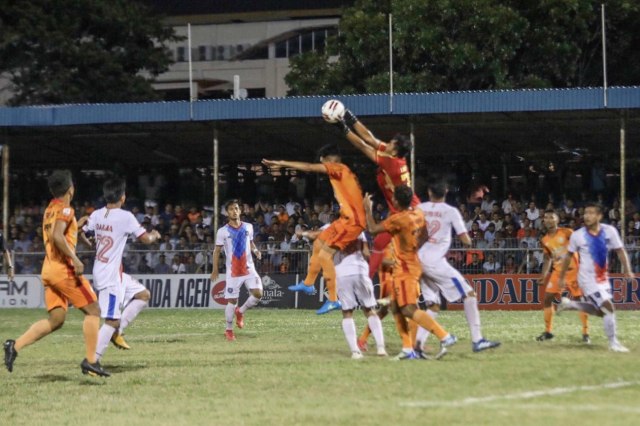 Laga kandang Persiraja di Stadion H Dimurthala, Banda Aceh. Foto: Suparta/acehkini