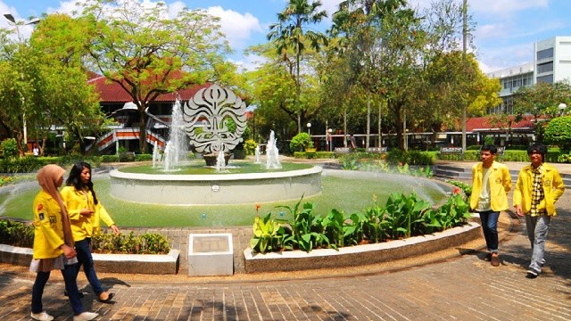 Setiap kantin fakultas di UI memiliki kuliner favorit. Foto: kumparan 