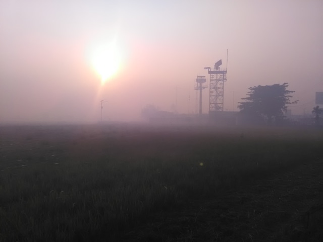 Kabut asap menyelimuti kawasan Bandara Syamsudin Noor Banjarmasin di Kota Banjarbaru. Foto: dok banjarhits.id