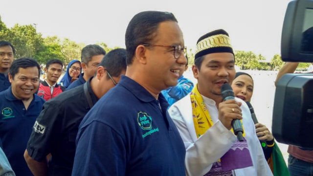Lebaran anak yatim yang dihadiri oleh Gubernur DKI Jakarta, Anies Baswedan (kiri) di pantai Lagoon, Ancol, Jakarta Utara. Foto: Aprilandika Pratama/kumparan
