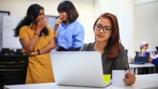 Sikap yang Bikin Kamu Tidak Disukai Rekan Kerja. Foto: Aditia Noviansyah/kumparan