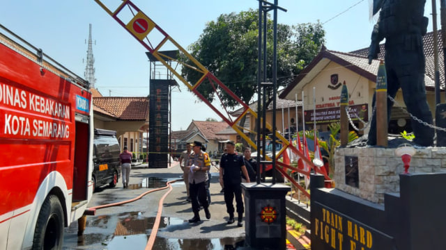 Kapolda Jateng Irjen Rycko Amelza Dahniel meninjau lokasi ledakan di Mako Brimob Polda Jateng. Foto: Dok. Bid Humas Polda