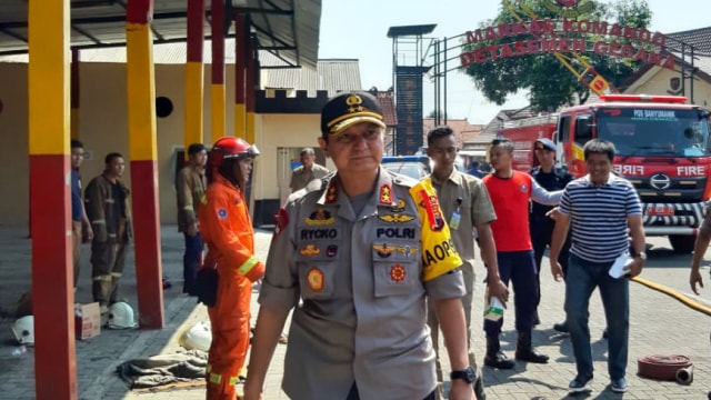 Kapolda Jateng Irjen Rycko Amelza Dahniel meninjau lokasi ledakan di Mako Brimob Polda Jateng. Foto: Dok. Bid Humas Polda