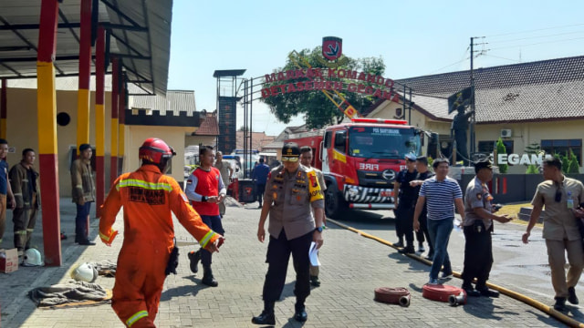 Kapolda Jateng Irjen Rycko Amelza Dahniel meninjau lokasi ledakan di Mako Brimob Polda Jateng. Foto: Dok. Bid Humas Polda