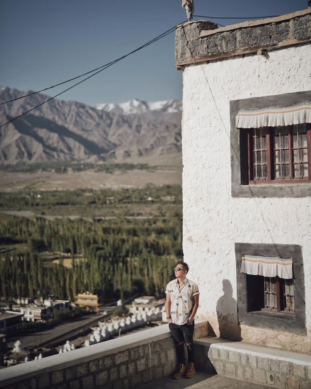 Ringgo juga tampak mengunjungi Thikse Monastery, yang terletak di sebuah bukit di Thiksey, sekitar 19 km bagian timur Leh, di Ladakh, India. Foto: Instagram @ringgoagus