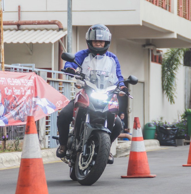 Salahsatu perseta sedang melakukan teknik zigzag Foto: Bangkit Jaya Putra/kumparan
