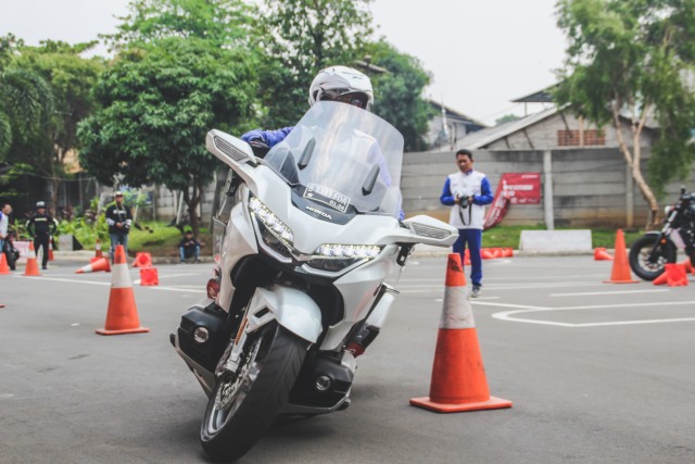 Peserta sedang melakukan teknik zigzag Foto: Bangkit Jaya Putra/kumparan