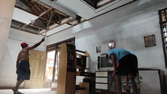 Warga membersihkan rumah usai ledakan gudang penyimpanan handak di Mako Brimob Semarang. Foto: Afiati Tsalitsati/Kumparan