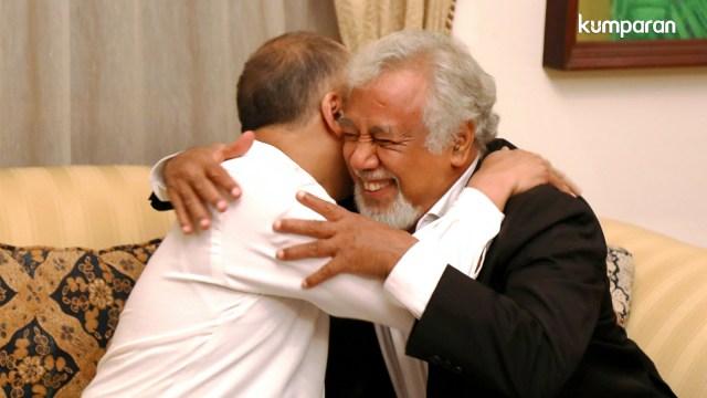 Xanana Gusmao (kanan) berpelukan dengan anak BJ Habibie Ilham Akbar Habibie di kediaman BJ Habibie di Patra Kuningan, Jakarta Sabtu (14/9/2019). Foto: Nugroho Sejati/kumparan