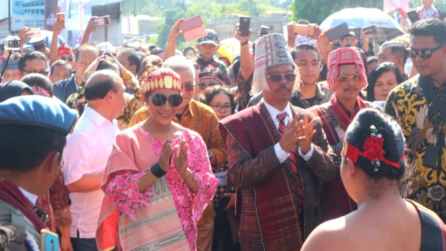 Menteri KKP Susi Pudjiastuti menari tor tor di acara Karnaval Pesona Danau Toba 2019. Foto: Rahmat Utomo/kumparan