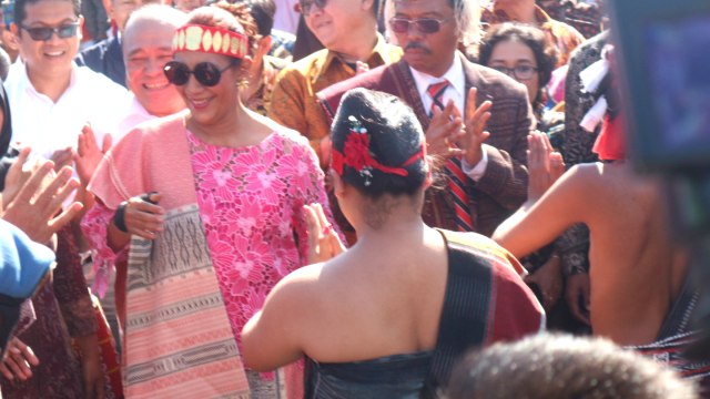 Menteri KKP, Susi Pudjiastuti saat memukul gondang (alat musik batak) sebagai tanda telah dibukanya acara Karnaval Pesona Danau Toba 2019. Foto: Rahmat Utomo/kumparan