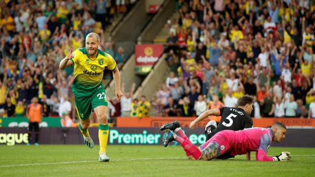Penyerang Norwich City, Teemu Pukki, mencetak gol ke gawang Manchester City. Foto: Reuters/John Sibley