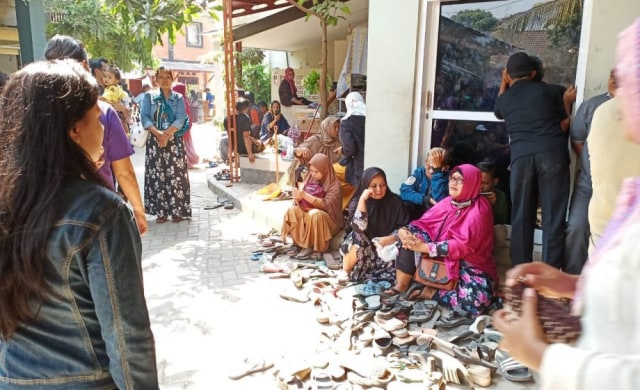 Antrean di lokasi terapi Ningsih Tinampi/Foto: Budi Sugiharto