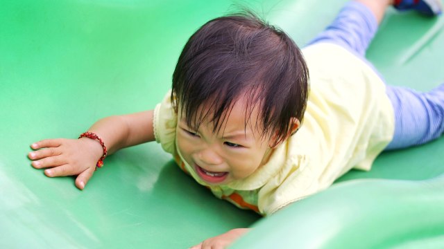 Ilustrasi anak jatuh. Foto: Dok. Shutterstock