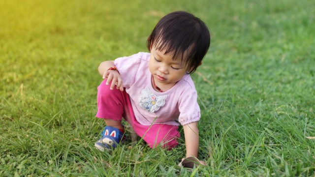 Ilustrasi anak jatuh. Foto: Dok. Shutterstock