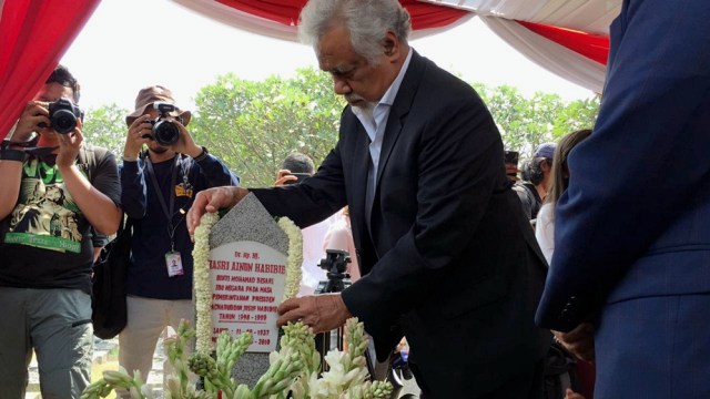 Xanana Guasmo mengalungkan bunga melati di batu nisan Makam BJ Habibie di TMP Kalibata. Foto: Ferry Fadhlurrahman/kumparan