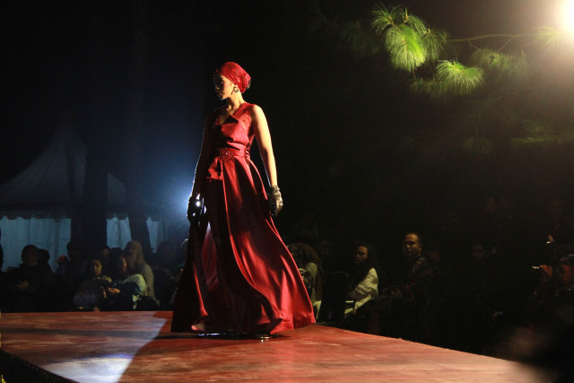 Para model berlenggak-lenggok di Area Hutan Pinus Coban Rondo, Kabupaten Malang, dalam acara Malang Fashion Concerto, Sabtu malam (14/9). Foto: Bayu Eka Novanta/tugumalangid