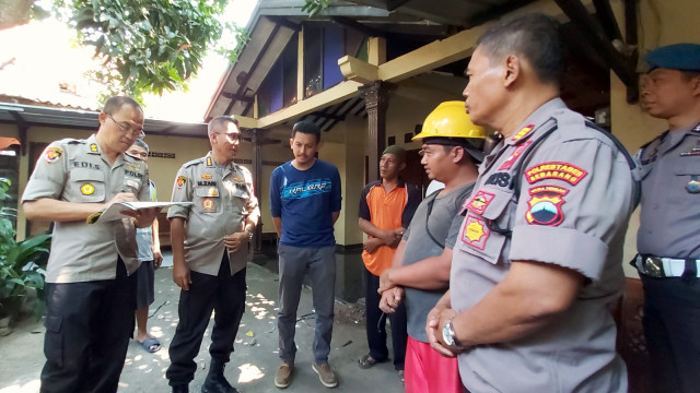 Karo Logistik Polda Jateng Kombes M Zari meninjau rumah warga yang sedang diperbaiki. Foto: Afiati Tsalitsati/kumparan