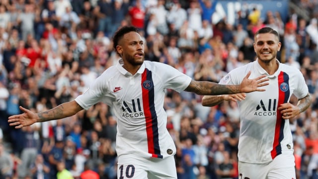 Neymar merayakan gol kemenangan PSG bersama Mauro Icardi. Foto: Reuters/Gonzalo Fuentes