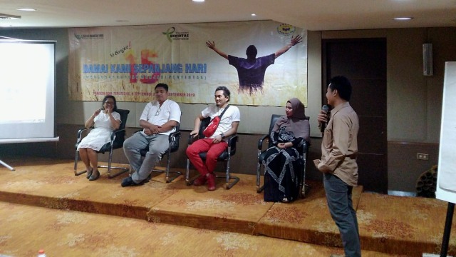 Josuwa Ramos (dua kiri) dalam acara peringatan 15 tahun bom kuningan di Hotel Sofyan, Jakarta Pusat, Minggu (15/9). Foto: Fachrul Irwinsyah/kumparan