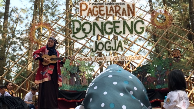 Rumah Dongeng Mentari (RDM) kembali menggelar Pagelaran Dongeng Jogja untuk keempat kalinya. Bertempat di Panggung Sekolah Hutan, Pinus Sari, Kecamatan Dlingo, Kabupaten Bantul, DI Yogyakarta, Minggu (15/9). Foto: Arfiansyah Panji Purnandaru/kumparan