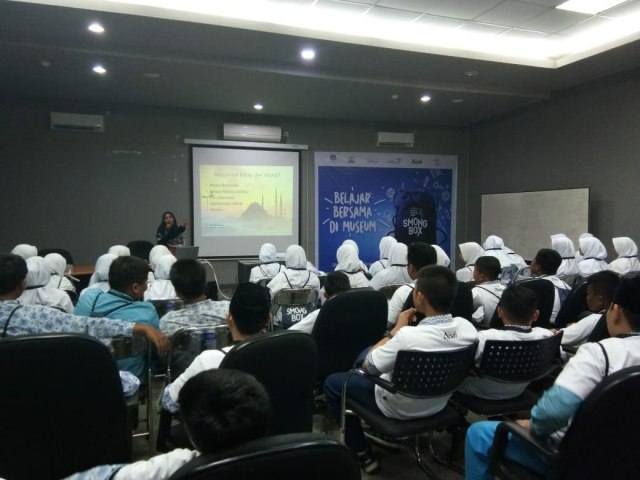Puluhan pelajar di Banda Aceh mengikuti belajar bersama di Museum Tsunami Aceh dalam program Smong Box. Foto: Dok. Museum Tsunami