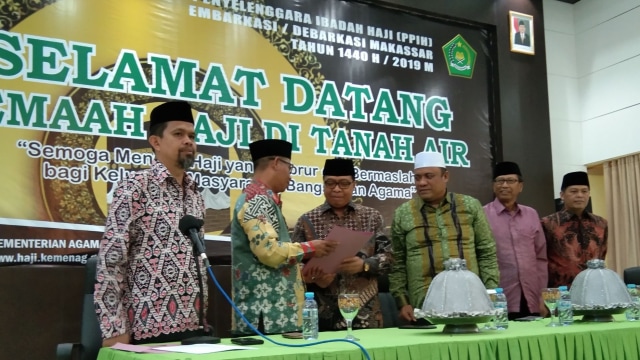 Penerimaan manifes jemaah haji Kloter 39 asal Sulbar dari pihak petugas Embarkasi Makassar ke Pemprov Sulbar. Foto: Dok. Inmas Kemenag Polman