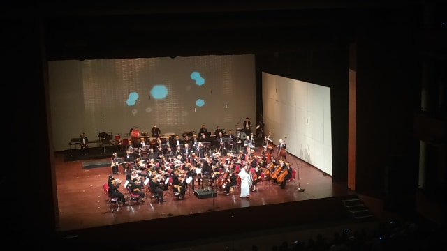 Trinity Youth Symphony Orchestra bersama Julia Zulus dan Justas Stasevkij. Foto: Alexander Vito/kumparan