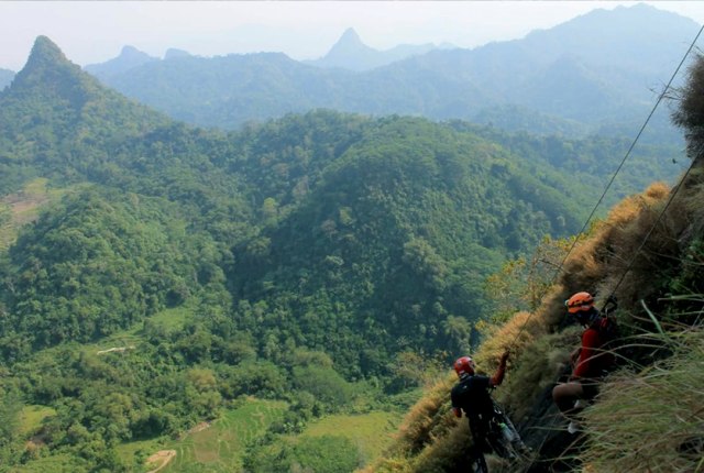 Wisata panjat tebing di Gunung Rungking, Karawang, Jawa Barat (Dok. Abi Uma Icha)