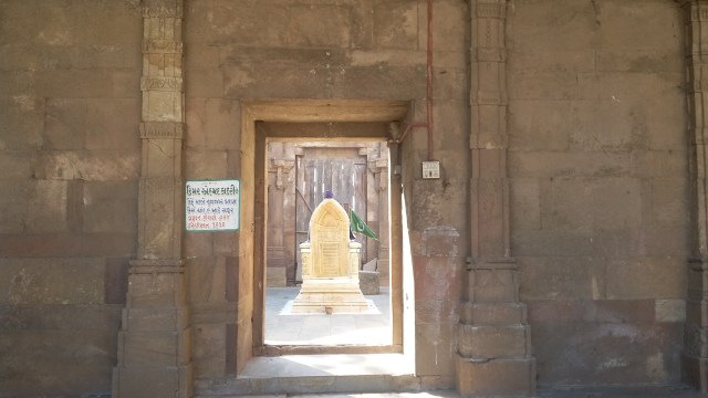 Marmer dinding Masjid Jama Cambay, India dan makam Al Kazeruni. Foto: Khiththati/acehkini