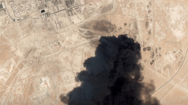 Gambar satelit menunjukkan serangan drone yang jelas pada fasilitas minyak Aramco di Abqaiq, Arab Saudi 14 September 2019. Foto: REUTERS / STR