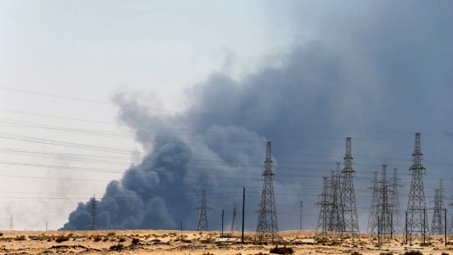 Asap terlihat setelah kebakaran akibat diserang drone di fasilitas Aramco di kota timur Abqaiq, Arab Saudi, 14 September 2019 lalu. Foto: REUTERS / STR