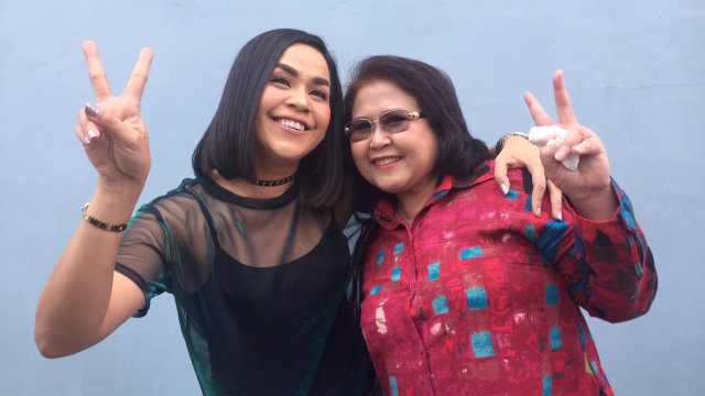 Melanie Ricardo dan Elza Syarief berfoto dengan gaya peace. Foto: Giovanni/kumparan