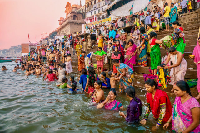 Masyarakat Hindu India tengah membersihkan diri di Sungai Gangga Foto: Shutter Stock