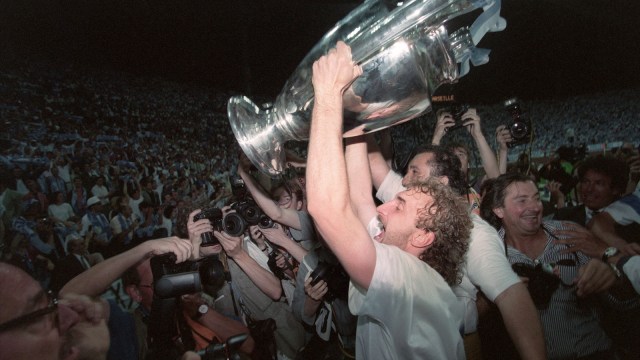 Striker Marseille, Rudi Voeller, memamerkan trofi Liga Champions. Foto: AFP/Georges Gobet