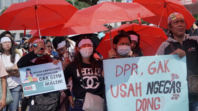Massa aksi menunjukan poster dengan berbagai tuntutan, saat berunjuk rasa di depan Gedung DPR RI, Jalan Gatot Subroto, Jakarta, Senin (16/9/2019). Foto: Jamal Ramadhan/kumparan