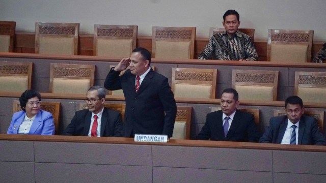 Pimpinan KPK terpilih Firli Bahuri (tengah) memberikan hormat saat menghadiri Rapat Paripurna DPR RI di Kompleks Parlemen, Senayan, Jakarta, Senin (16/9/2019).  Foto:  Irfan Adi Saputra/kumparan 