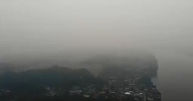 Kabut asap menyelimuti wilayah Kuching,  Malaysia. Foto: Twitter/@KitakSarawakian