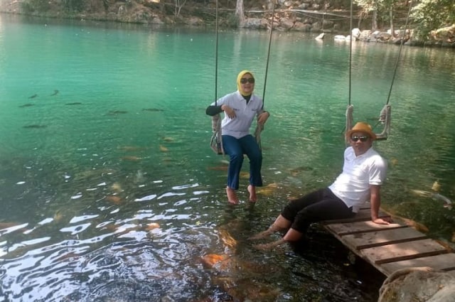 Gubernur Jabar Ridwan Kamil saat mengunjungi Situ Cicerem atau lebih dikenal dengan nama Telaga Biru yang terletak di Desa Kaduela, Kecamatan Pasawahan, Kabupaten Kuningan. (Dok.humas Pemprov Jawa Barat)