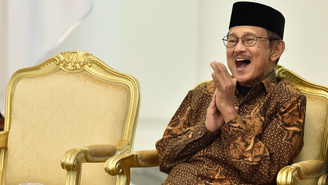 Presiden ke-3 RI sekaligus Ketua Dewan Kehormatan Ikatan Cendekiawan Muslim se-Indonesia (ICMI) BJ Habibie tertawa saat pembukaan Silaturahmi Kerja Nasional (Silaknas) Tahun 2017 di Istana Kepresidenan Bogor, Jakarta, Jumat (8/12/2017). Foto: ANTARA FOTO/Puspa Perwitasari