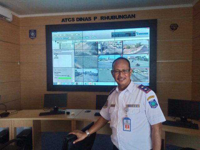 Kepala Dishub Babel, KA Tajuddin saat menunjukkan CCTV milik Pemprov. (Ggp/Babelhits)