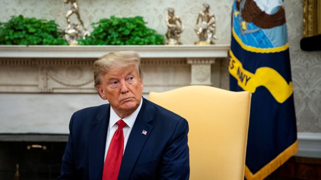 Presiden Donald Trump di Oval Office. Foto: Reuters